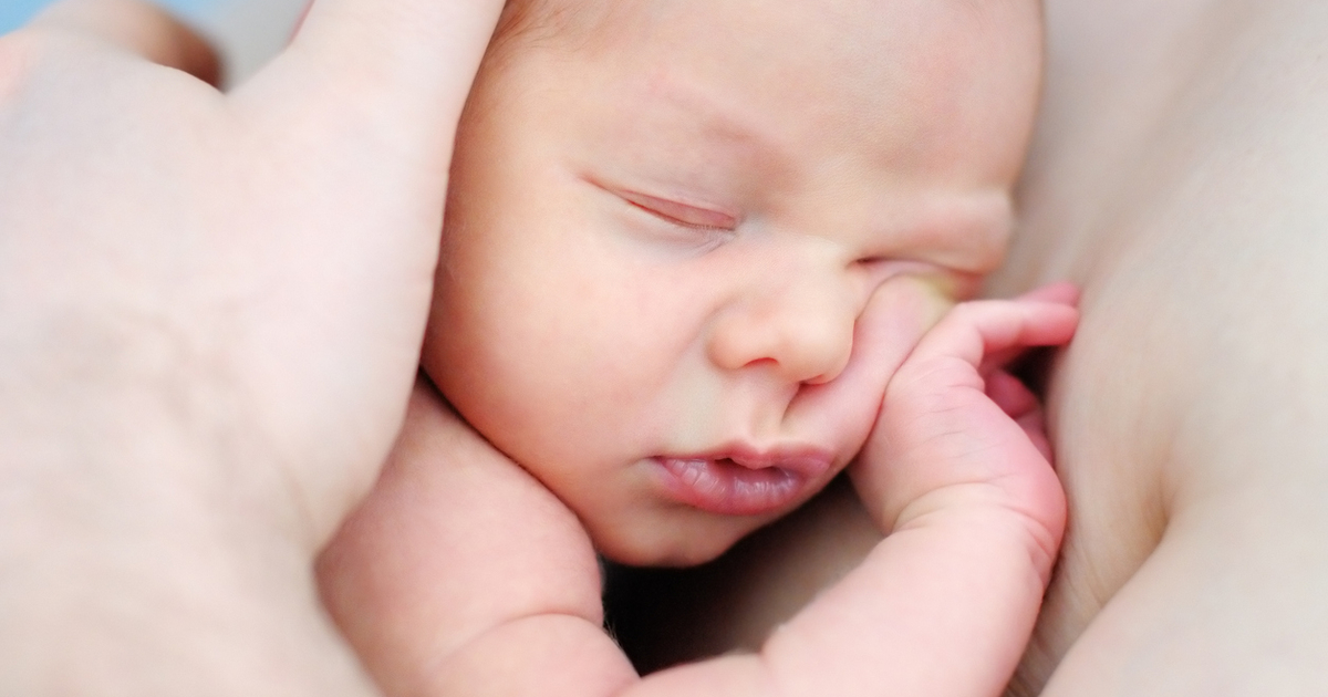Почему новорожденный высовывает язычок