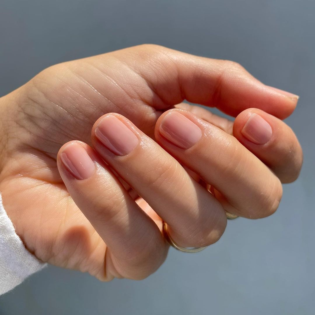 Однако, постоянное грызение ногтей может привести к проблемам со зрением и инфекционным заболеваниям. Микробы, которые находятся на руках, могут попасть в организм через разбитую кожу вокруг ногтей, что может привести к воспалению и болезням.