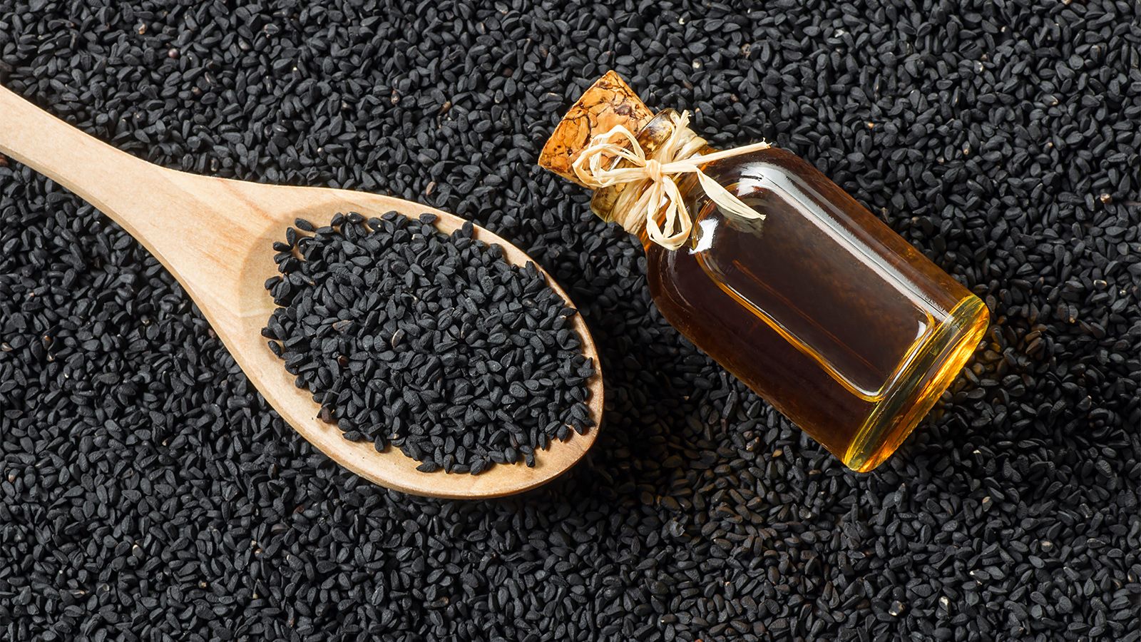 Масло черного тмина, также известное как масло чернушки, получают из семян растения калинджи. Это масло уже давно используется в традиционной медицине и косметологии благодаря своим полезным свойствам.