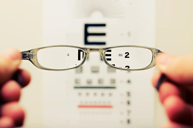Очки - это наиболее распространенное средство для коррекции зрения. Они представляют собой стекла, закрепленные в специальной оправе перед глазами. Очки могут быть носимыми или сменными, в зависимости от степени зрения и потребностей человека. Большой плюс очков в том, что они легко надеваются и снимаются, не требуют особых навыков и ухода.