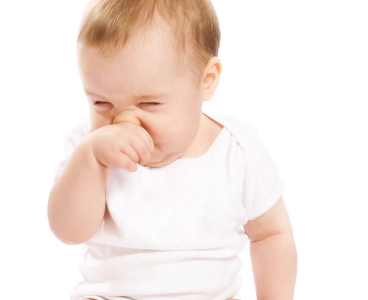Носовое аденоидное дыхание происходит из-за того, что аденоиды, расположенные в задней части носовой полости, увеличиваются в размере у новорожденных. Это может вызвать затруднение в дыхании через нос и приводить к хрюканию. 