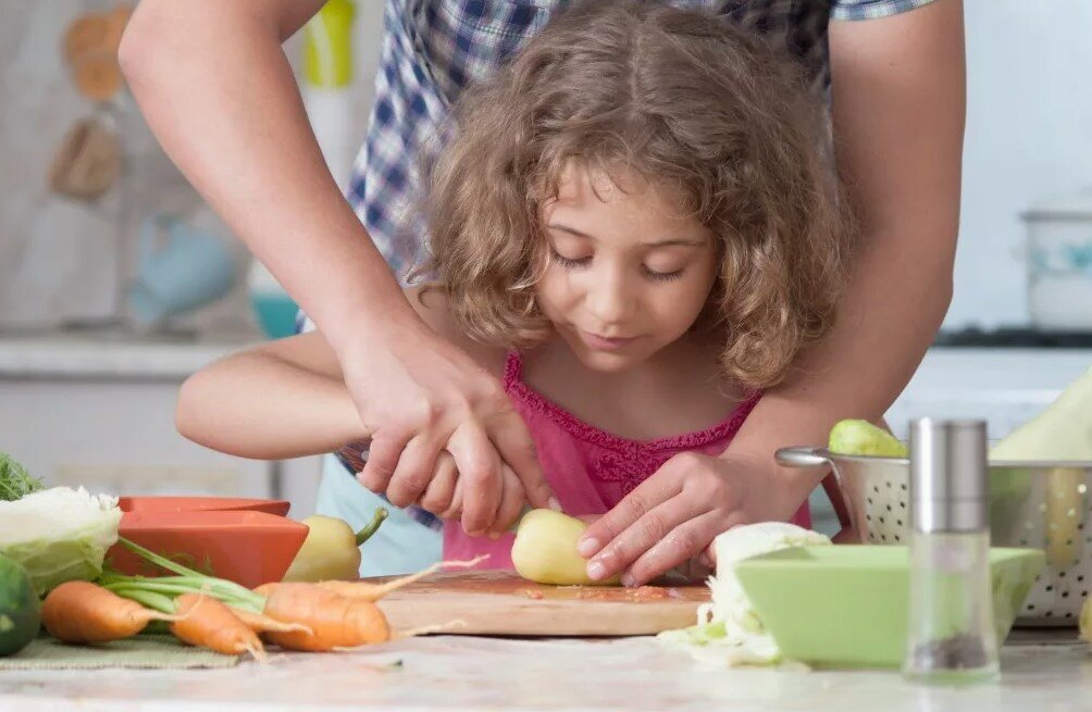 9 причин почему важно учить детей самим себе готовить еду