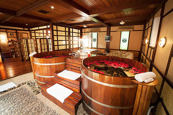 Японская баня офуро - это один из самых популярных способов поддержания здоровья в Японии. Она славится своими множеством полезных свойств и неповторимым опытом.