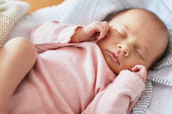 Почему новорожденный вздрагивает во сне