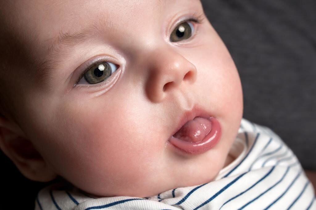 На самом деле, высовывание языка – это часть развития орофациальной области. Во время развития эмбриона у человека язык формируется передний конец первого жевательного, а впоследствии и глоточного дуги. Поэтому высовывание языка у новорожденных объясняется их биологической природой и эволюционными процессами.