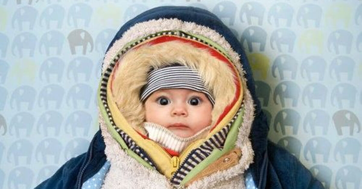 Одежда для новорожденного зимой должна быть не только теплой, но и комфортной. Важно помнить, что малыш находится в постоянном движении, а его нежная кожа очень чувствительна к неприятным ощущениям. Поэтому необходимо выбирать тонкую и мягкую одежду из натуральных материалов, чтобы не стеснять движений ребенка и не вызывать аллергических реакций.