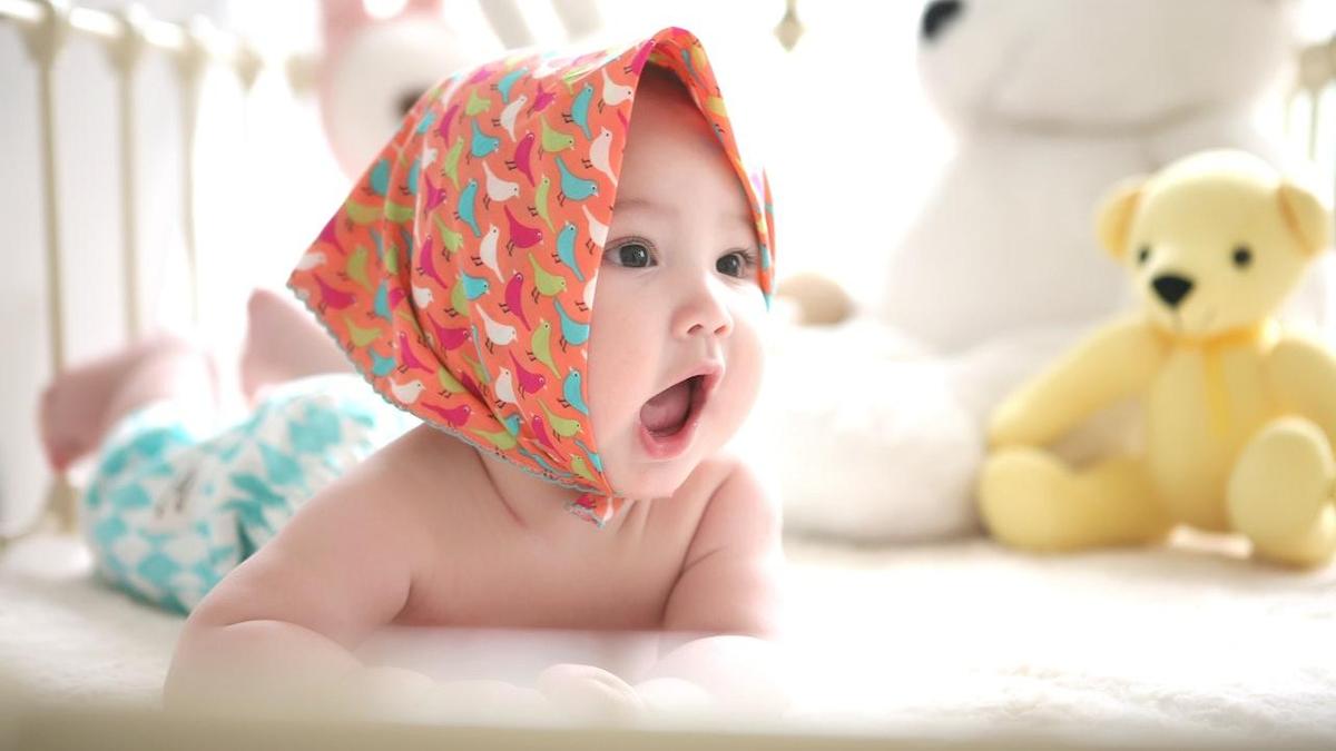 Как правило, новорожденные дети не могут самостоятельно удерживать головку, так как мышцы их шеи еще слабы и не сформировались. Они могут держать головку только в том случае, если их поддерживают. Однако уже в возрасте около 2-3 месяцев ребенок начинает проявлять признаки того, что он может удерживать голову в вертикальном положении.