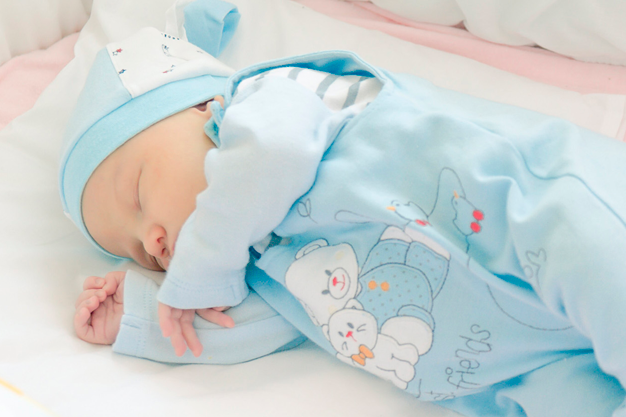 Как правильно уложить новорожденного спать
