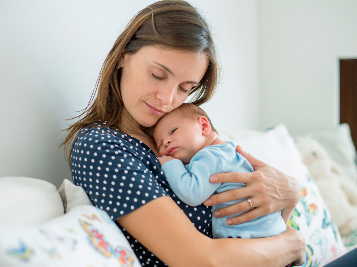 Для родителей новорожденного ребенка большое значение имеет правильная техника его держания. Особой осторожностью и вниманием следует обладать при подъеме и переноске малыша из одного места в другое. Как правило, новорожденных держат 