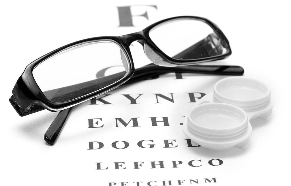 Выбор между очками и контактными линзами зависит от множества факторов, таких как индивидуальные предпочтения, уровень активности, степень коррекции зрения и особенности глазного аппарата. При близорукости очки часто предпочитаются контактным линзам из-за возможности привести изображение на сетчатке в более четкий вид. В случае дальнозоркости и некоторых других видов дефектов зрения, контактные линзы могут быть более эффективными. Однако, перед использованием контактных линз необходимо проконсультироваться с врачом, так как они не всем подходят: у некоторых людей глаза могут запотевать, а в редких случаях могут возникнуть аллергические реакции.