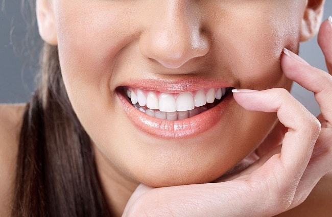 Реально ли сделать зубы ровными без использования брекетов