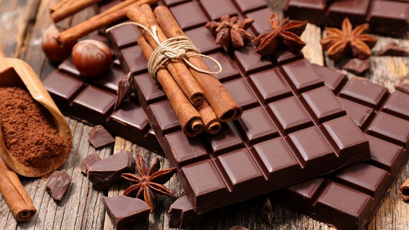 Вполне возможно, что те, кто считают шоколад вредным, правы. Поэтому, чтобы получить максимальную пользу от шоколада, следует употреблять его в разумных количествах, не более трети плитки в день. Таким образом, можно насладиться вкусом шоколада и получить его полезные свойства.