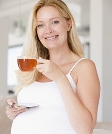 Однако, стоит помнить, что даже травяной чай может содержать некоторые вещества, которые лучше избегать при беременности. Например, чай с ромашкой может оказывать тяжелое воздействие на плод и поэтому его употребление следует ограничивать или полностью исключать.
