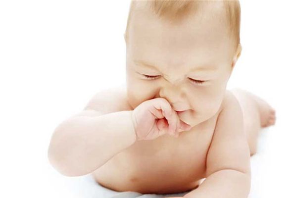 Также, новорожденные чихают, чтобы очистить дыхательные пути от различных раздражителей. Ребенок может иногда чихать после кормления, когда еда попадает на его лицо или в нос. Отрыжка также может вызвать чихание у ребенка. Кроме того, чихание может быть реакцией на пыль, шерсть животных, пыльцу растений или другие аллергены в окружающей среде.