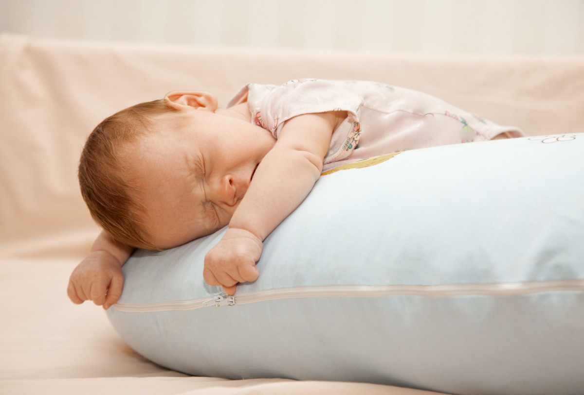 Важно учесть, что сразу после кормления малыша лучше уложить на спину и поднять голову на небольшую подушку или свернутое одеяло. Это помогает предотвратить возможное излишнее напряжение желудка и рефлюкс.