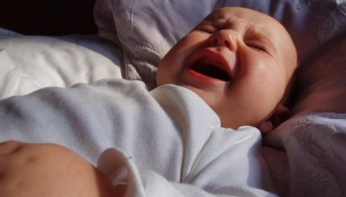 Почему новорожденный не спит весь день