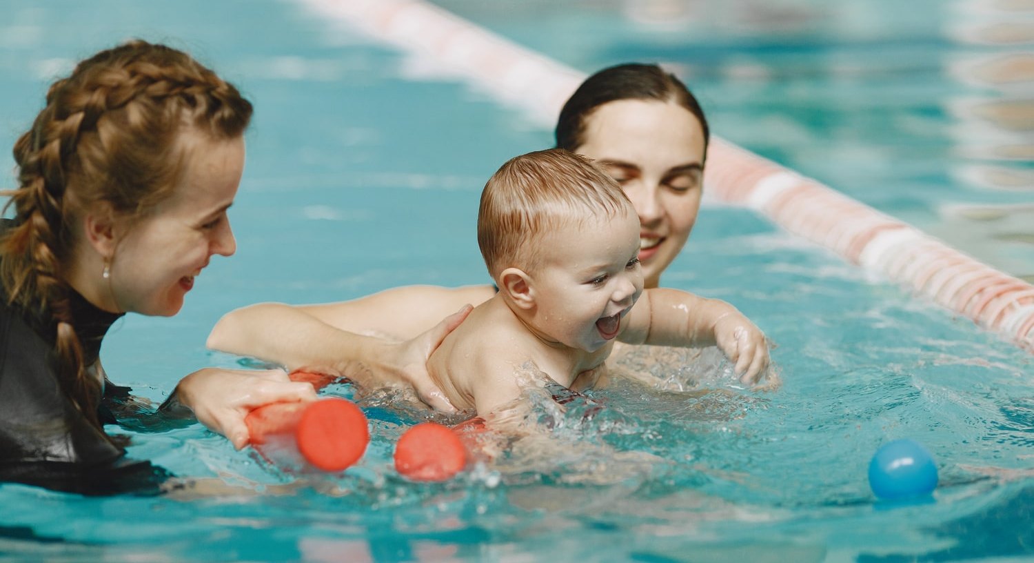 Плюсы и минусы занятий в бассейне для ребенка