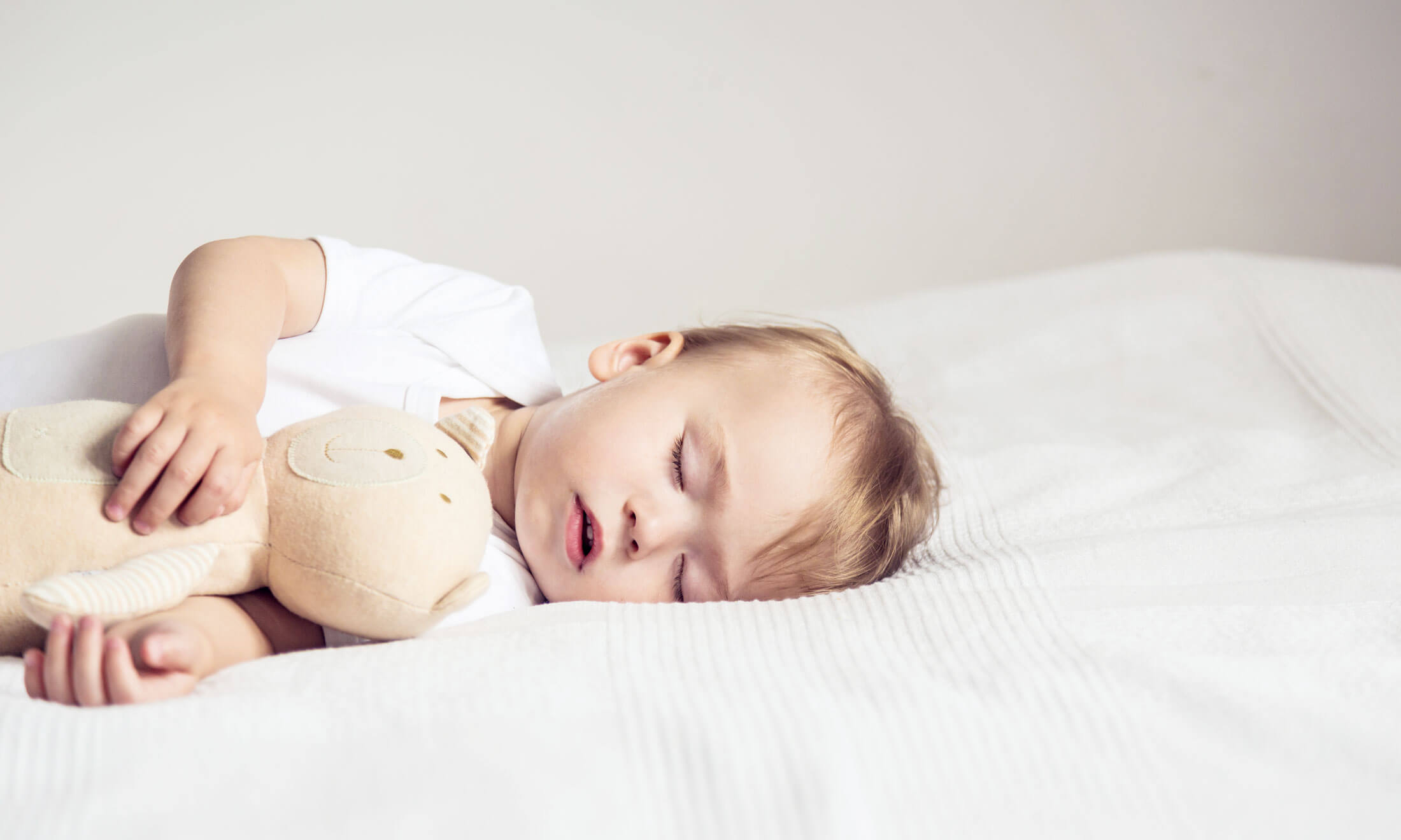 Ребенок сильно потеет во сне причины
