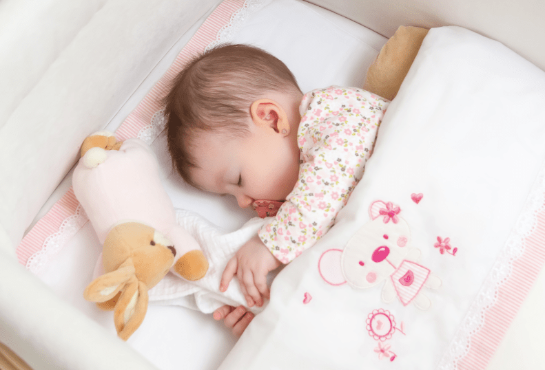 Исследования показывают, что новорожденных детей лучше укладывать спать на спину. Такое положение способствует правильному формированию позвоночника и предотвращает возможные проблемы с дыхательной системой. Кроме того, спать на спине позволяет свободно двигать ножками и руками, что развивает моторику малыша.